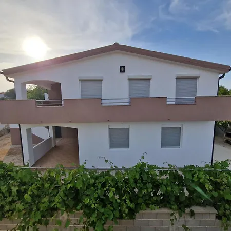 דירה Ema Erste Etage Mit Offener Terrasse By Interhome ויר